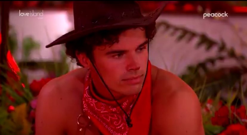 rinaluver's tweet photo. nic trying to reheat rob’s nachos ? #loveislandusa https://t.co/3gq8mNJ7uU