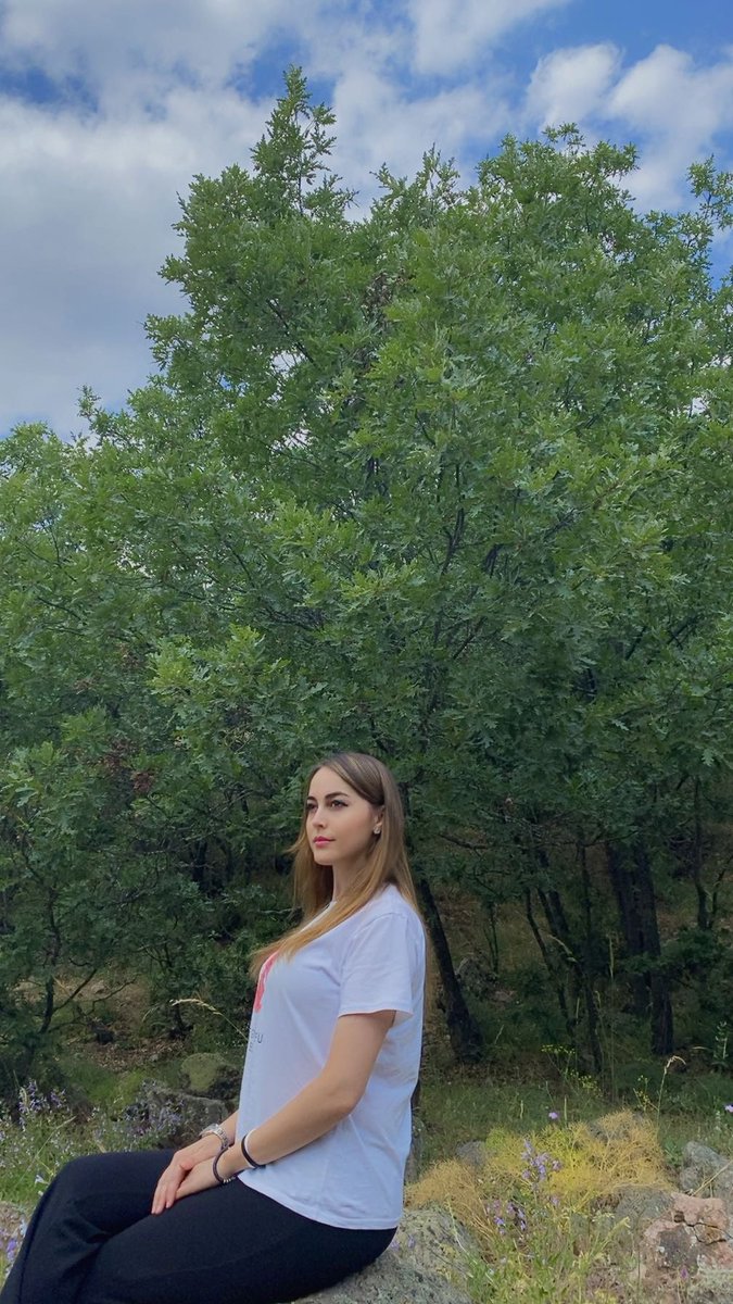 “Oturup senin derdine dua etmişliğim var
Dünya yalansa, sende hainsin.”