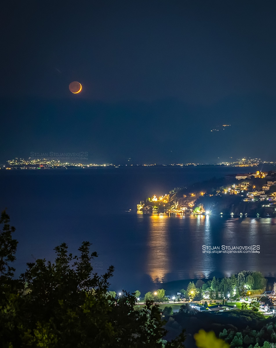 Залез на Млада Месечина над Охридско Езерo #moon #lakeohrid #stojanstojanovski