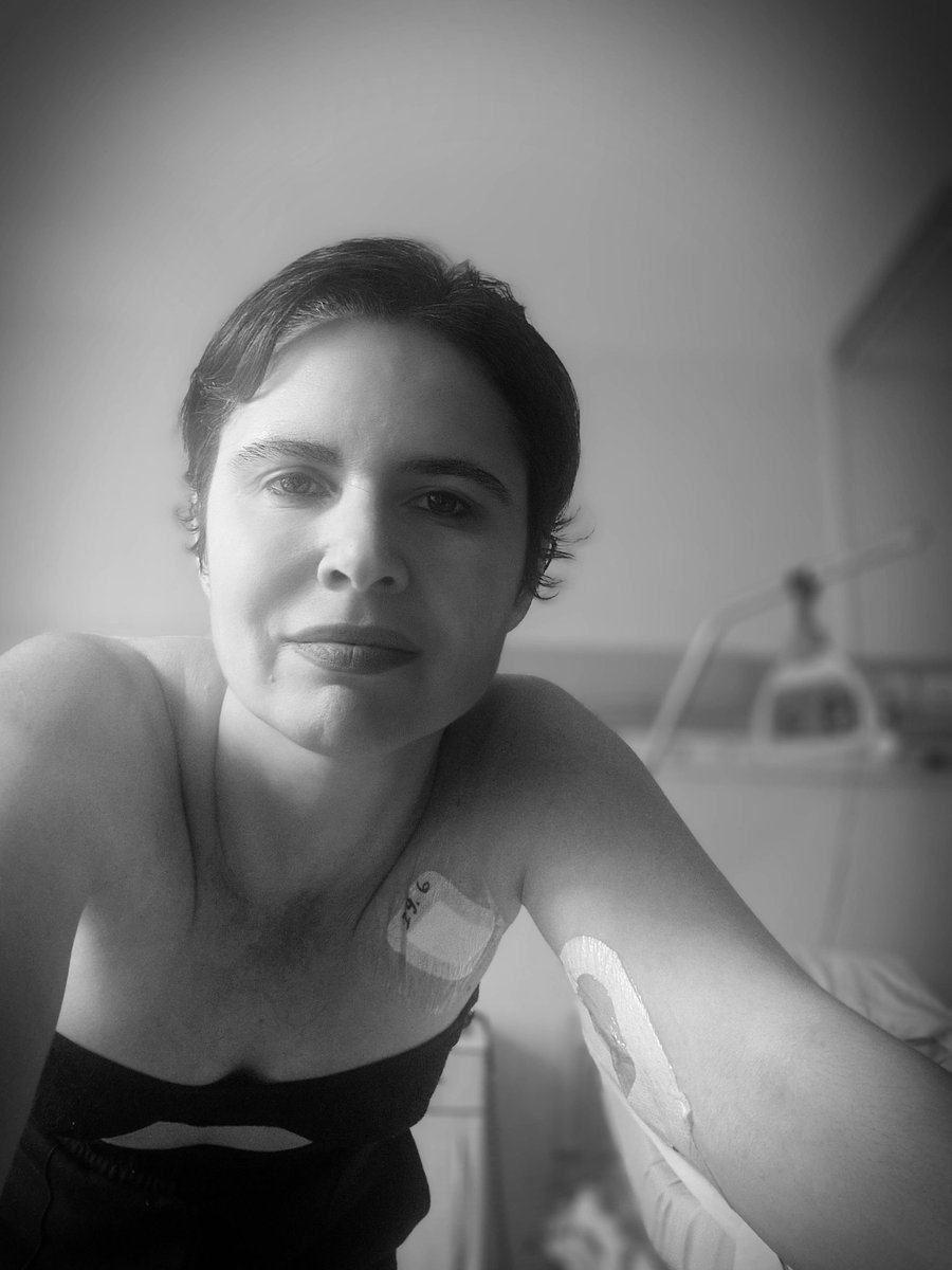 al_bonnel's tweet image. Il paraît qu’il y a encore des génies persuadés qu’annoncer un cancer en public serait une brillante opération de communication. Il faut dire qu’inventer une chimiothérapie, c’est très tendance ces temps-ci. Je suis certaine que mes plus fidèles détracteurs ont sorti leur loupe…