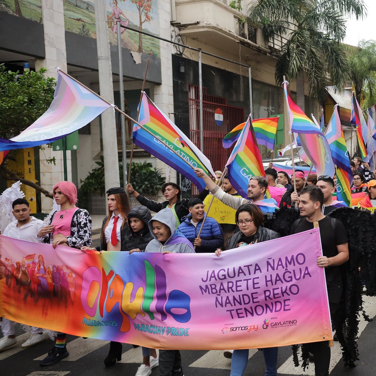 📸 Imágenes de la Parada del #Orgullo2025 🏳️‍🌈 #Pride

Ni la lluvia pudo detener el orgullo de una comunidad diversa que llenó de colores Paraguay para celebrar la diversidad y la igualdad.

🌈 “Sobre el arcoíris soñamos con un mundo mejor… hoy lo caminamos juntas, juntos, juntes”