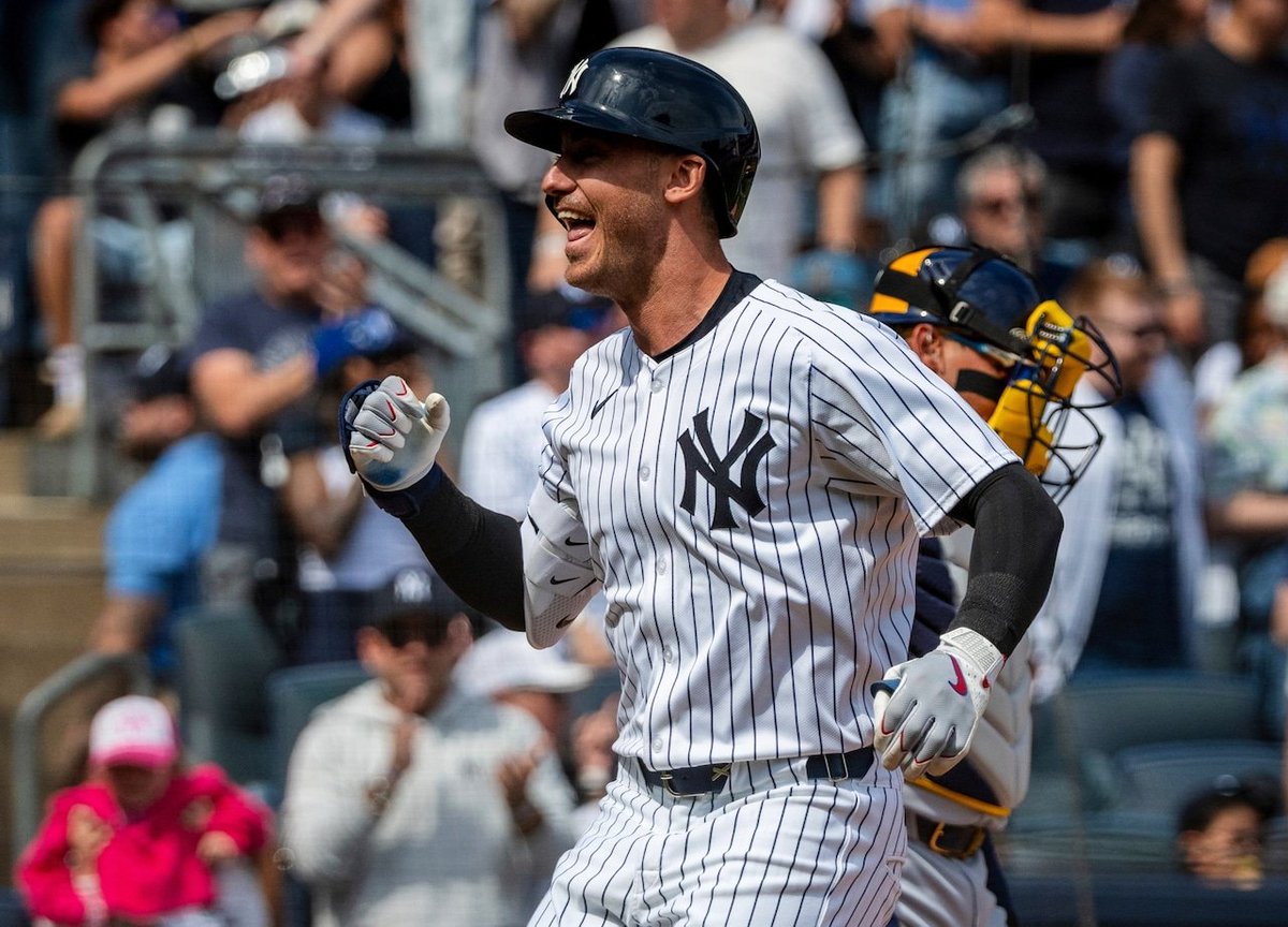 RE2PECT2JETER's tweet photo. Cody Bellinger 3 Run HR! His 11th. 378 ft. 10-1 Yankees lead! #BelliBomb 💣 https://t.co/ONLac4KHNw