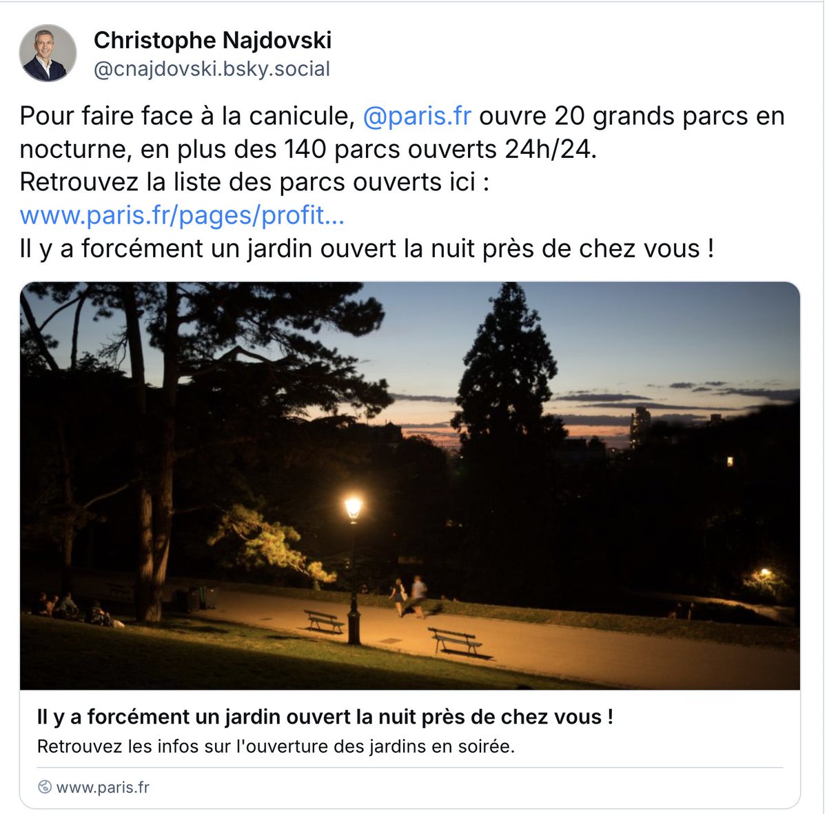 París no cierra sino que abre 20 parques hasta medianoche para ayudar a los ciudadanos a combatir los rigores de la ola de calor. 

Otros 140 jardines o espacios verdes estarán abiertos día y noche.

paris.fr/pages/profitez…