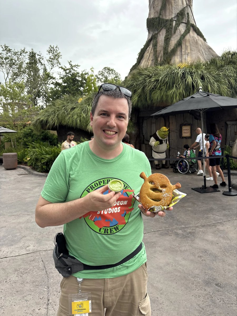 JasonTCV's tweet image. Woohoo! Got my Shrekzel! 🙌 #UniversalStudios