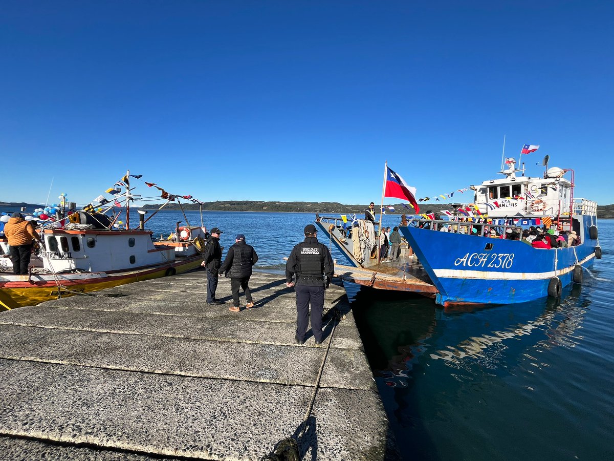 🚨POLICÍA MARÍTIMA 🚨 <a href="/CAPUERTOQUEMCHI/">CapuertoQuemchi</a> cubrió dispositivo de seguridad por festividad religiosa #SanPedroYPablo en #Quemchi ⚓️🫡
.
.
.
.
.
#SomosProtectoresDelMar
#PolicíaMarítima
<a href="/Armada_Chile/">Armada de Chile</a> <a href="/DGTM_Chile/">DIRECTEMAR - Armada de Chile</a> <a href="/MARITGOBCASTRO/">MARITGOBCAS</a>