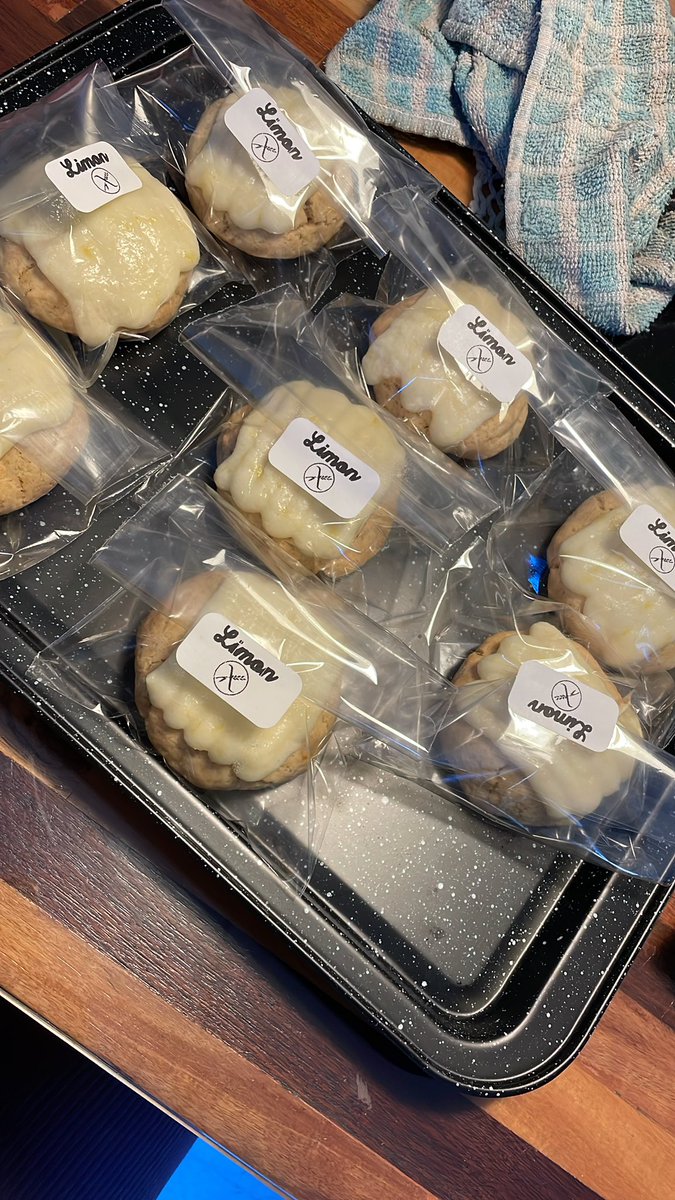 Estoy jugando a hacer cookies y ya me hicieron pedidos. Si son de ramos Mejía y quieren probar estas locuras… me avisan (normales y sin tacc)