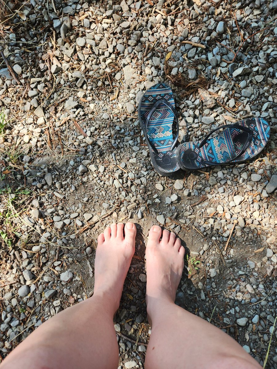 Softskinmuse's tweet photo. Aujourd'hui petit tour au lac 
#FeetInNature #FeetContent #ToesInTheWild https://t.co/gaCliRgmMt