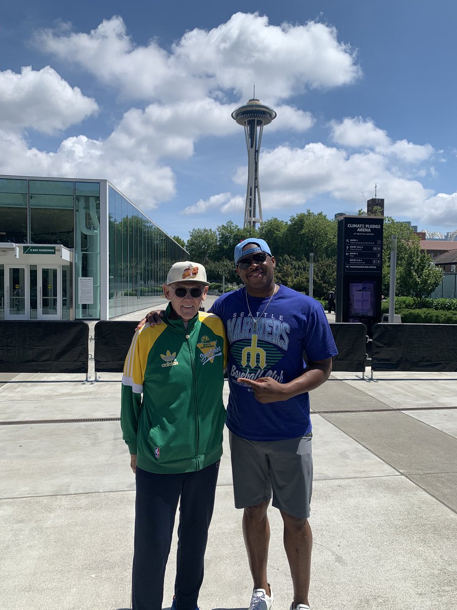CoachKarl22's tweet image. Desmond Mason and I connected in Milwaukee with the Bucks 20 years ago.
But we both had a great time back in our second homes this weekend, Seattle!!
Great time celebrating Coach Wilkens and Happy to see Dez thriving in the art world!!