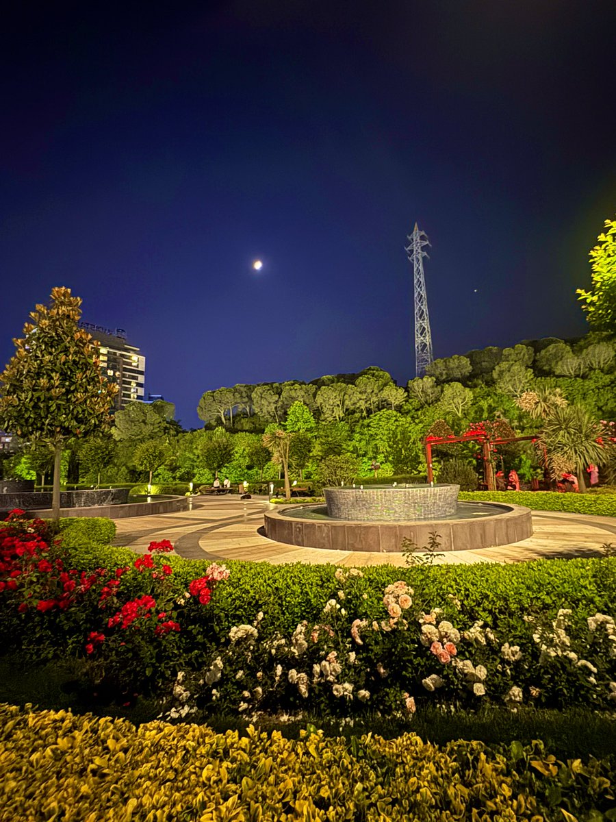 قالوا وين دنياك ،،

قلت بعيونها ،،
           ~ ~
قالوا تحبها ،،

قلت ماأشوف الدنيا إلا فيها ..❤️❤️