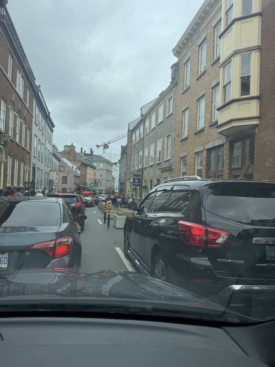 JeromeLandry's tweet image. Salut @villequebec ! Dites le que vous ne voulez plus de voitures dans le Vieux! Quel bordel sur St-Louis!