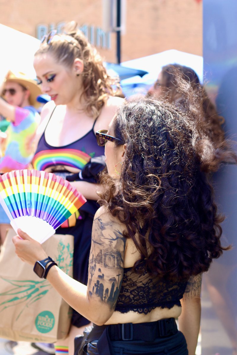 AndreaGuthmann's tweet image. Heat wave continues as thousands turn out for #Chicago's #Pride Parade 🏳️🌈 Find out what else has been happening this week from @cindylu_7 @monicaeng & @mack_liederman @WBEZreset📻@wbez