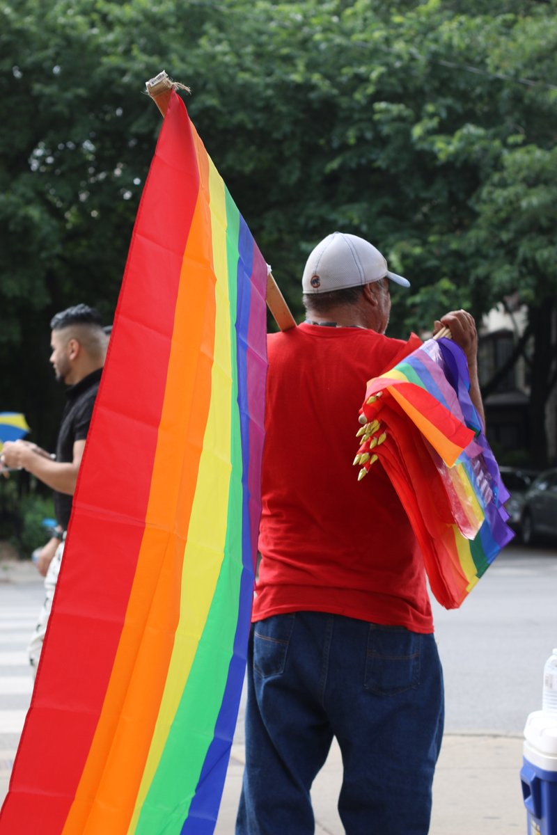 AndreaGuthmann's tweet image. Heat wave continues as thousands turn out for #Chicago's #Pride Parade 🏳️🌈 Find out what else has been happening this week from @cindylu_7 @monicaeng & @mack_liederman @WBEZreset📻@wbez