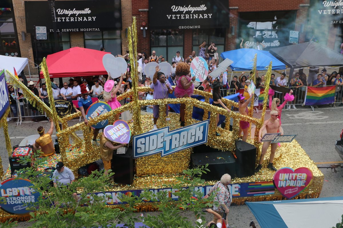 AndreaGuthmann's tweet image. Heat wave continues as thousands turn out for #Chicago's #Pride Parade 🏳️🌈 Find out what else has been happening this week from @cindylu_7 @monicaeng & @mack_liederman @WBEZreset📻@wbez