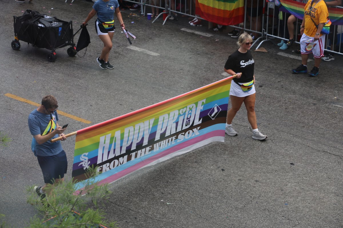 AndreaGuthmann's tweet image. Heat wave continues as thousands turn out for #Chicago's #Pride Parade 🏳️🌈 Find out what else has been happening this week from @cindylu_7 @monicaeng & @mack_liederman @WBEZreset📻@wbez