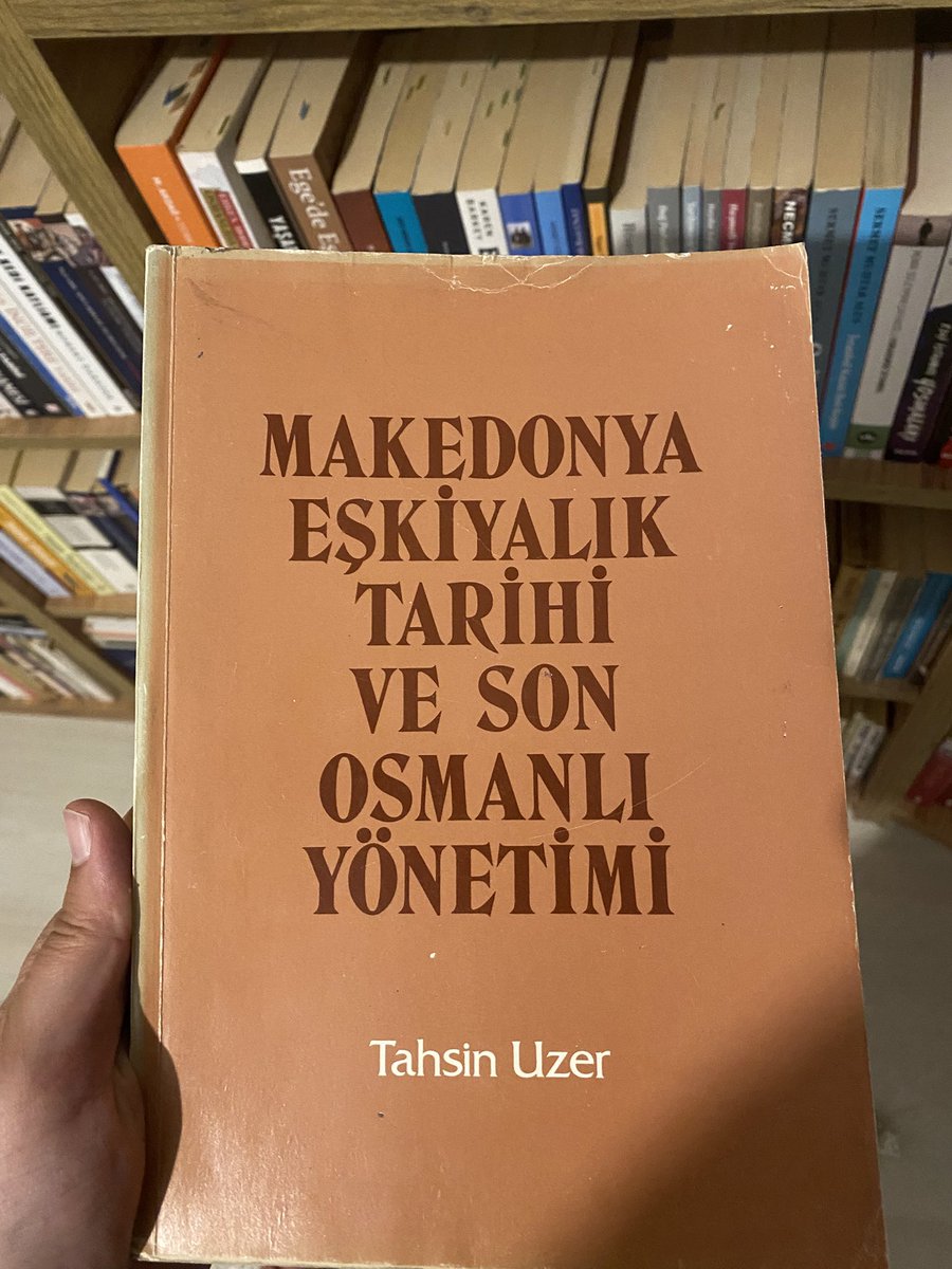 Cemiyete giriş, Vatanı kurtarma mefkuresi, dağ tepe demeden komitacı kovalamak ve malta sürgünlüğü. Balkanlardaki çözülmenin nasıl bir hadise olduğunu ve sarayın iş görememezliğine karşı dönemin subay ve mülki idarecilerindeki sultan hamid karşıtlığını anlamak için bir hatırat.