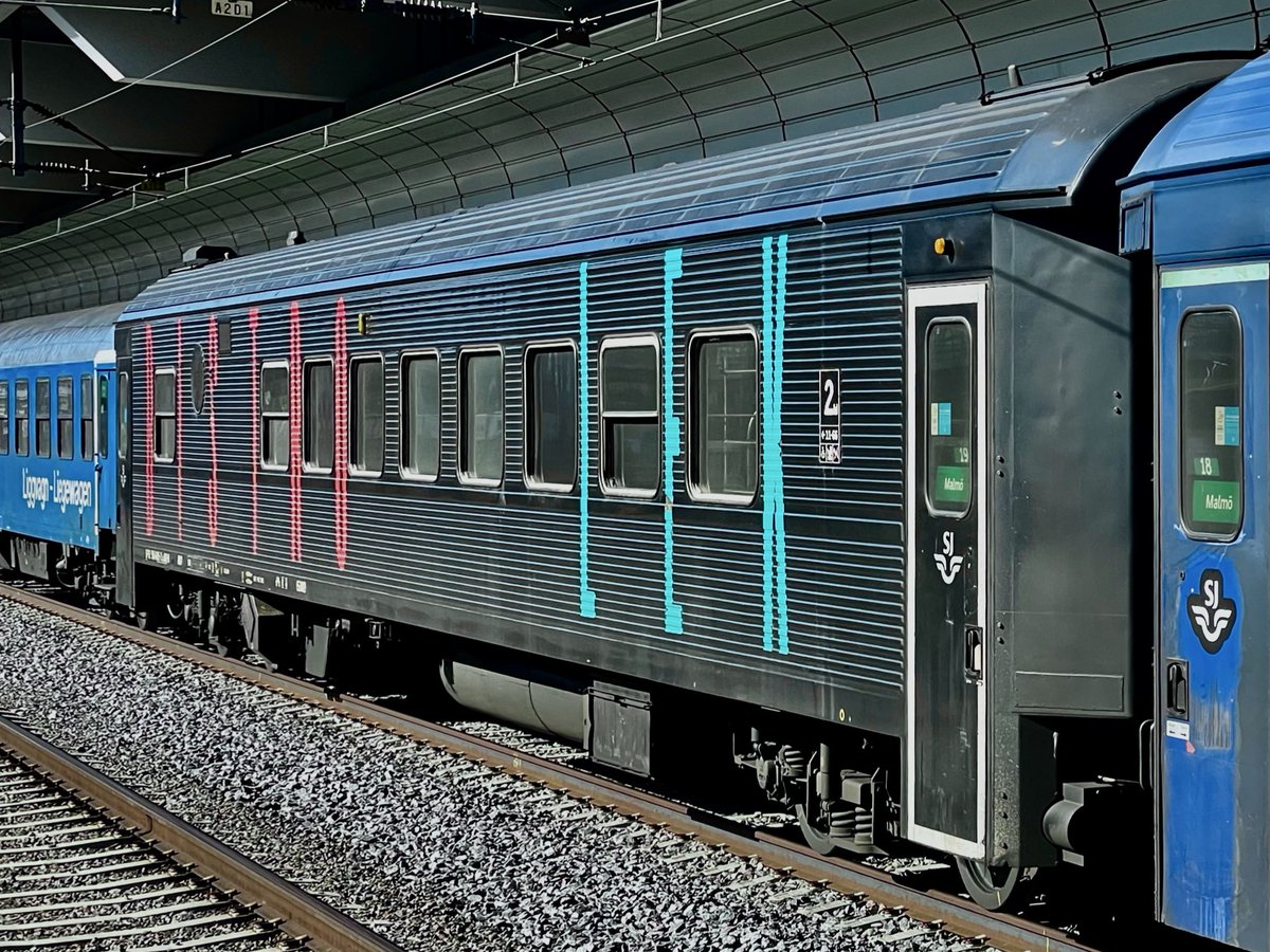 AndreasWiede's tweet photo. The #SJ 🇸🇪 #Stockholm to #Hamburg and #Berlin #EuroNight is a #SleeperAndEater train as it includes a buffet counter which is staffed by a lovely steward. One can buy drinks and food here, to be enjoyed in the adjacent seating section of the car. 
@_DiningCar https://t.co/ALMv7TZIRq