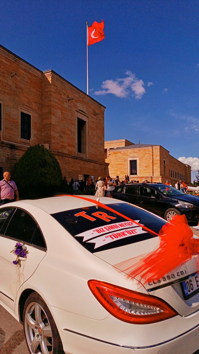 - biz şimdi neyiz?
+ Türk'üz!