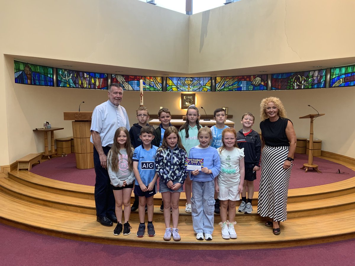 A proud moment for our Year 4 and 5 children who have helped lead the Rosary each Tuesday evening in St.Patrick’s Church. Helping the community in times of prayer and an inspiration to all. How special to be presented the group award by Fr.Pat.
#wecarewesharewelearn 💙💚