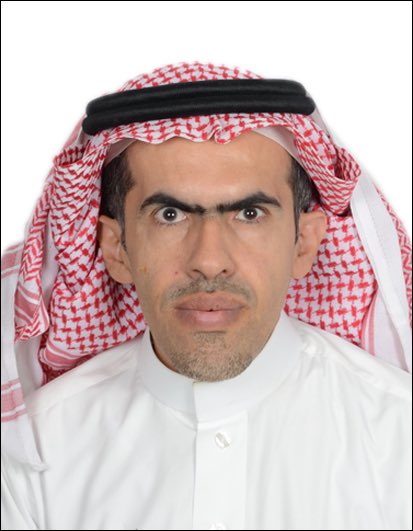 hazemsj's tweet photo. أما لك يا جرحي عن النزف رادعُ
فقلبيَ مكسورٌ وطرفي دامعُ
 
حزنتُ على عمرٍ مضى غيرَ راجعٍ
وحطّمني يأسٌ على النفس راجعُ
 
تعودتُ إدمانَ البكاءِ وهزّني
من الدهر أن ثارتْ عليّ المواجعُ
 
أعاني والله حيدًا من فتورِ عزيمتي
ويصفعني من وحشةِ الحسِّ صافعُ
 
فما عادَ لي من أرتجيه وساءني
تهدّمَ صبري والرزايا الفواجعُ
 
أنا لم أعدْ كالناسِ بيني وبينهم
نفورٌ تراه العينُ، فالفرقُ شاسعُ
 
همومي كبارٌ آلمتني وهمّتي
على لقمةِ العيشِ الهنيّ تصارعُ

أعيشُ كفافًا وال��رادُ سلامتي
إلى نزعةِ الهجرِ الطويلِ أُسارعُ
 
فلم يبقَ لي في الكونِ خلٌّ وصاحبٌ
أنا للورى ممّ�� جرى لي مقاطعُ
 
كبرتُ وشابتْ لحيتي وتغيّرتْ
ملامحُ وجهي، كلُّ سعييَ ضائعُ
 
ولي ذكرياتٌ بالشقاءِ غنيّةٌ
وليسَ لصوتي حينَ أهتفُ سامعُ
 
أنا خيبةُ الآمالِ صارتْ شريكتي
وطالَ التشاكي بيننا والتنازعُ
 
تخلّيتُ عن كلِّ الأماني مودّعًا
زماني بحظرٍ لم يعدْ بي دافعُ
 
أفضلُ إخمادَ الطموحِ وأنزوي
لركنٍ قصيٍّ فيه تُشفى المطامعُ
 
سقطتُ من التاريخِ دونَ مناعةٍ
فليسَ من الداءِ المخيّمِ رافعُ
 
سموّي وتهذيبي ورفعي لقيمتي
إلى القاعِ أرداني، أنا فيه قابعُ
 
تعودتُ إقصائي ومنعي وعزلتي
أنا لانتكاساتِ المفاهيمِ خاضعُ
 
فلا الردعُ والإنكارُ والرفضُ نافعٌ
و��ا الصبرُ في طولِ المعاناةِ نافعُ
 
سأُخمدُ إحساسي وأحمي مشاعري
على أنني في اللامبالاةِ بارعُ
 
فإعمالُ إحساسي بعصري جر��مةٌ
وفعلٌ قبيحٌ تزدريه الشرائعُ