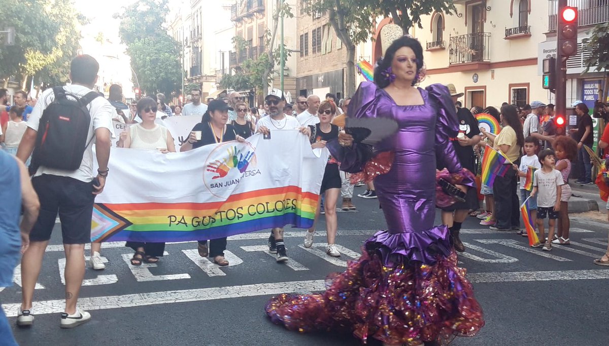 Estas son algunas de las fotos que resumen el día del Orgullo de Andalucía 2025,  bajo el eslogan: ¡¡"Sin Miedo, Sin Odio y con Orgullo"‼️
Agradecer a socixs, amigxs y vecinxs... que nos acompañaron.

#MesDeLaDiversidad #MesDelOrgullo #NiUnPasoAtras #Orgullo2025 #sanjuandiversa