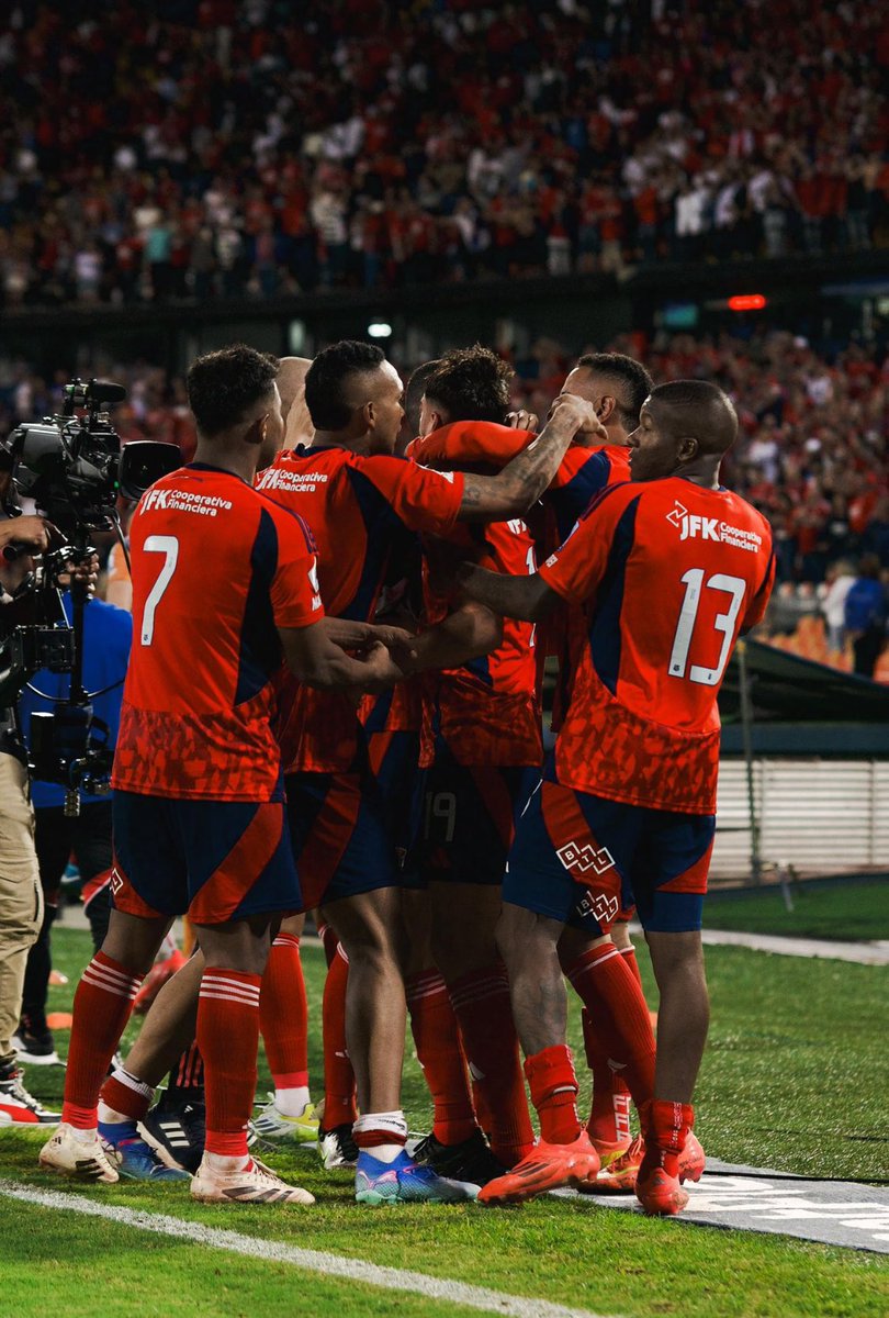 santi_perdomo_m's tweet photo. Hoy todos somos @DIM_Oficial
No importa el color, cuando un equipo paisa juega una final, apoyamos con orgullo.
¡Vamos DIM! A dejarlo todo en la cancha y a traer esa estrella para Antioquia. 🔴🔵✨
#VamosMedellín #FinalLiga #DIM https://t.co/juyMfNvJVW