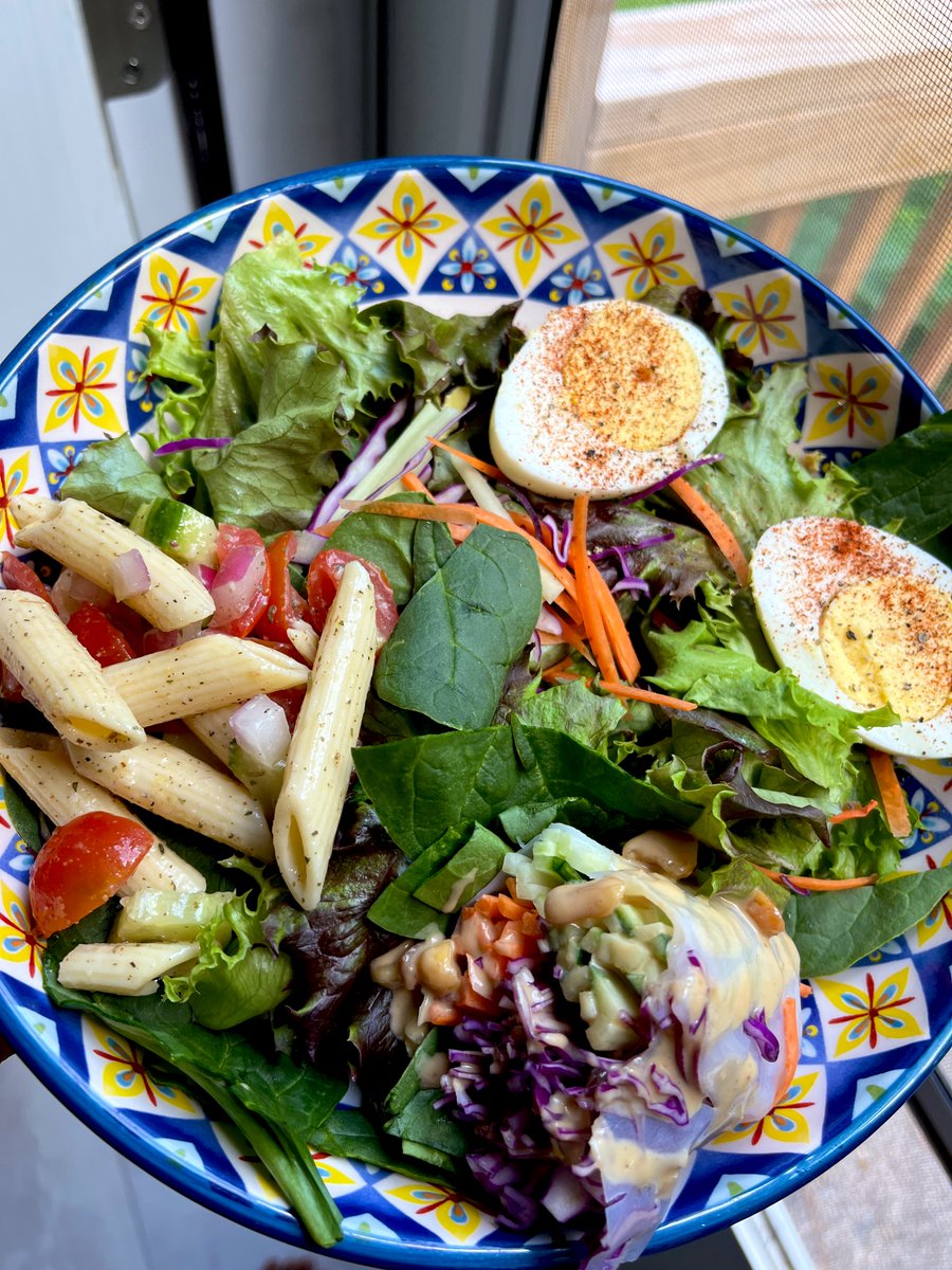 plantbasedvibes's tweet image. a &apos;grabbing stuff out the fridge&apos; salad for lunch #plantbasedvibes
