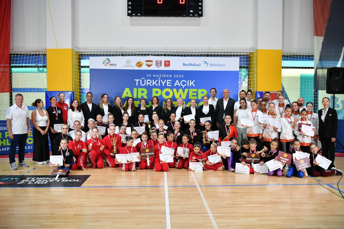 Türkiye Air Power Athletics Şampiyonası, Beylikdüzü’nde birbirinden özel performanslarla tamamlandı. 🤸‍♀️🤸‍♂️🏆 

Öğretmen Fedai Altun Kapalı Spor Tesisimizde, 4 ülkeden 50 sporcunun katılımıyla düzenlenen şampiyonaya katılan tüm sporcularımızı tebrik ediyoruz. 🫶