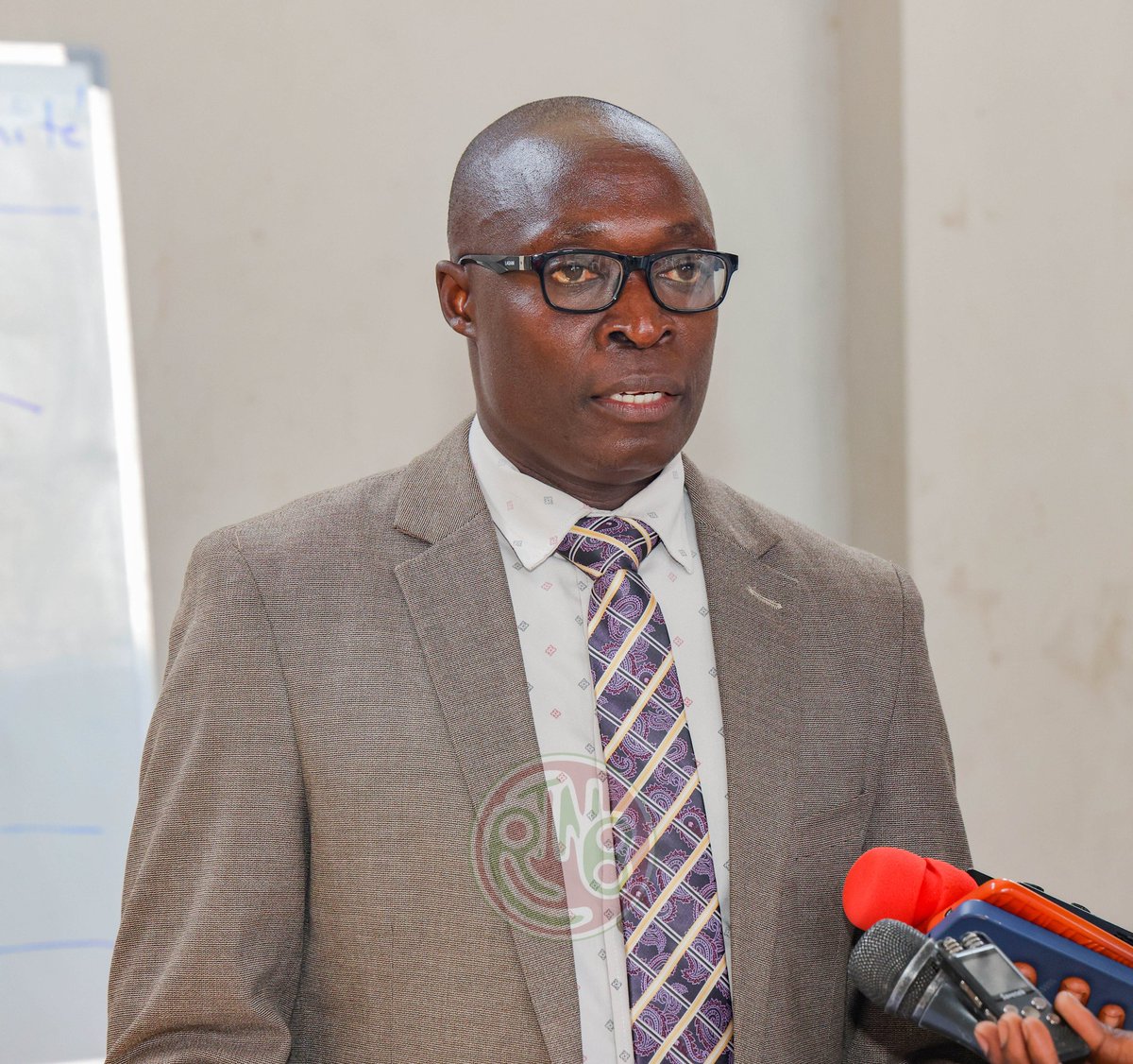 RTNBurundi's tweet photo. À noter que le comité exécutif de la #FEBUKA est constitué de 8 membres : le président et son vice, le Secrétaire Général et son adjoint, le Trésorier Général et son adjoint, ainsi que le Directeur Technique National et son adjoint.
Pendant les 4 ans de son mandat, qui débute ce dimanche, le nouveau président de la Fédération Burundaise de Karaté, Sylvain Nzikoruriho, prévoit d'instaurer un programme national unique. Il promet également l'installation de dojos dans les 5 nouvelles provinces, la moralisation au sein des clubs, ainsi que l'enseignement de langues étrangères aux Karatéka.
"Notre devise, « Être fort pour être utile », doit se traduire par des initiatives d'autofinancement", a souligné Sylvain Nzikoruriho.
#Burundi #FEBUKA #SPORT #Developpement #RTNB
