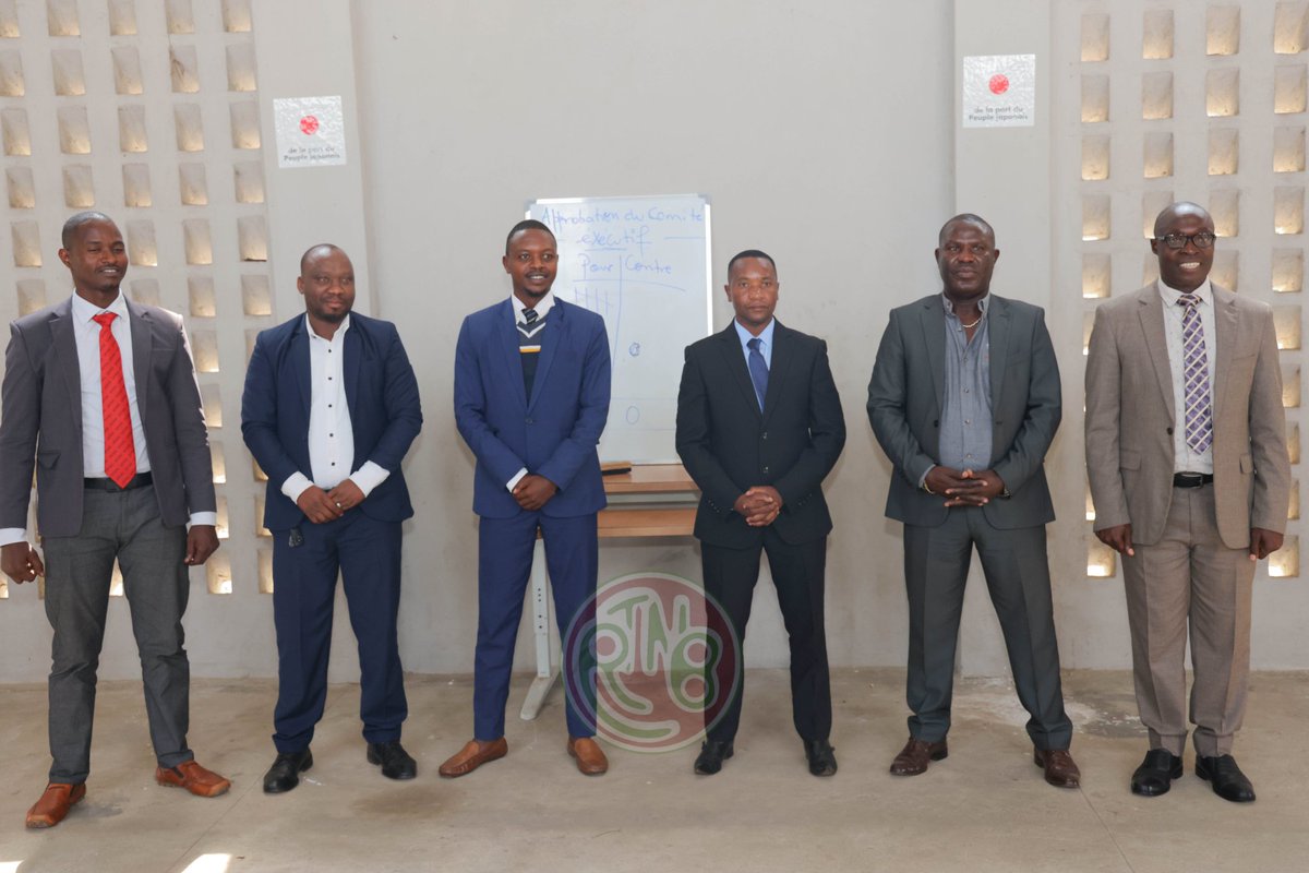 RTNBurundi's tweet photo. À noter que le comité exécutif de la #FEBUKA est constitué de 8 membres : le président et son vice, le Secrétaire Général et son adjoint, le Trésorier Général et son adjoint, ainsi que le Directeur Technique National et son adjoint.
Pendant les 4 ans de son mandat, qui débute ce dimanche, le nouveau président de la Fédération Burundaise de Karaté, Sylvain Nzikoruriho, prévoit d'instaurer un programme national unique. Il promet également l'installation de dojos dans les 5 nouvelles provinces, la moralisation au sein des clubs, ainsi que l'enseignement de langues étrangères aux Karatéka.
"Notre devise, « Être fort pour être utile », doit se traduire par des initiatives d'autofinancement", a souligné Sylvain Nzikoruriho.
#Burundi #FEBUKA #SPORT #Developpement #RTNB