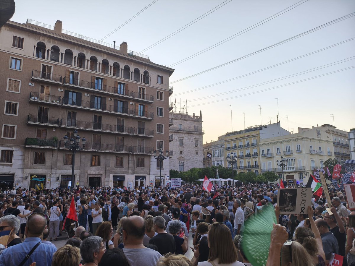 Sindic_Estud_PV's tweet image. 📢 Hem estat presents a la huitena manifestació contra Mazón i el seu govern de criminals.
💪 Malgrat l'onada de calor encara hem omplit la Plaça de la Verge de València.
🗣️ No pararem fins fer-vos fora!