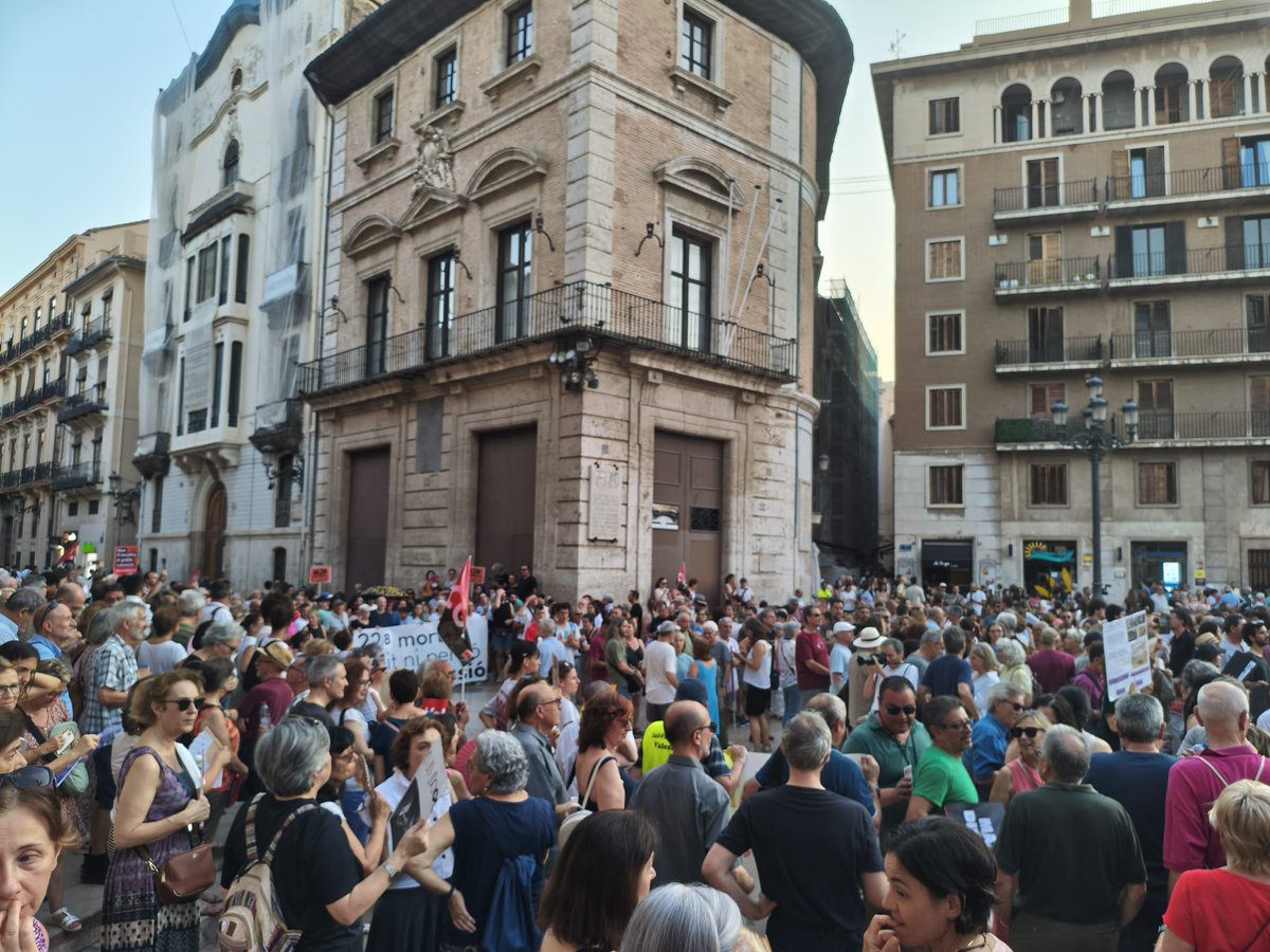 Sindic_Estud_PV's tweet image. 📢 Hem estat presents a la huitena manifestació contra Mazón i el seu govern de criminals.
💪 Malgrat l'onada de calor encara hem omplit la Plaça de la Verge de València.
🗣️ No pararem fins fer-vos fora!