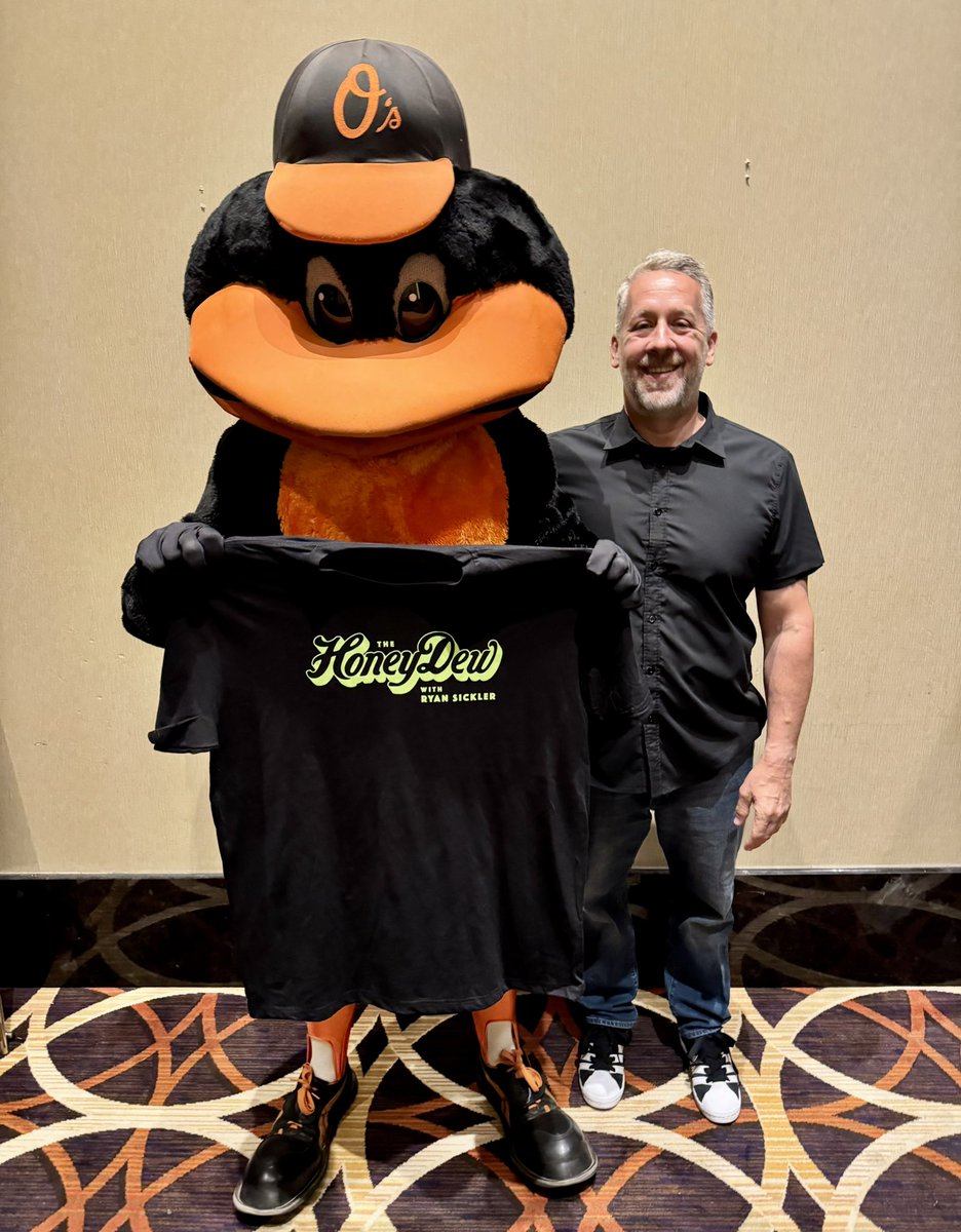 Turns out the Oriole Bird is a fan of The HoneyDew! Game recognizes game 🧡🖤