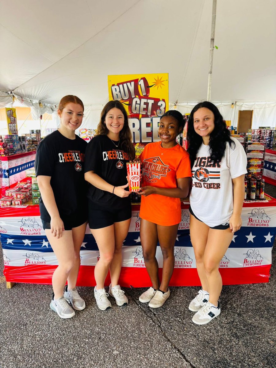 CowleySpirit's tweet image. Cowley Spirit Squad members are ready to help you get the best fireworks for your 4th of July fun!! Visit us at 2121 North Summit. ❤️🎇