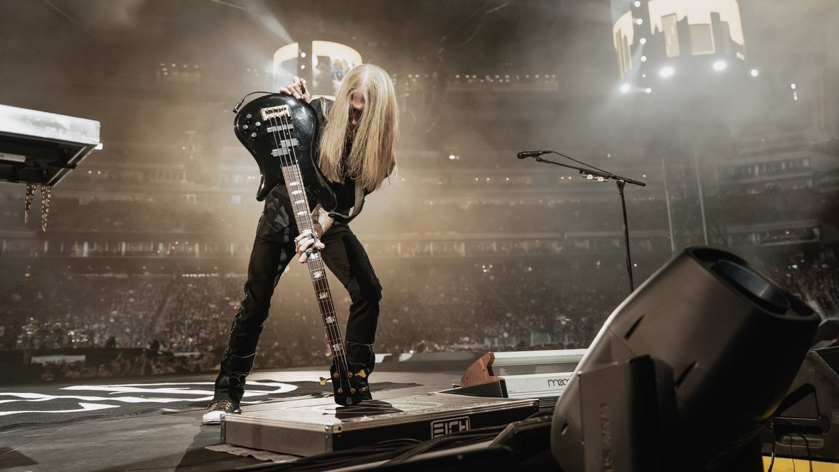 Pantera's tweet image. A glimpse into our show in #houston We had such a great time playing for you. Hard to believe this leg of #m72tour is almost over. Last show is tonight in #denver
📷: @metal__dave
Next up:
7/5/25 - Back to the Beginning, Birmingham UK w/ @BlackSabbath