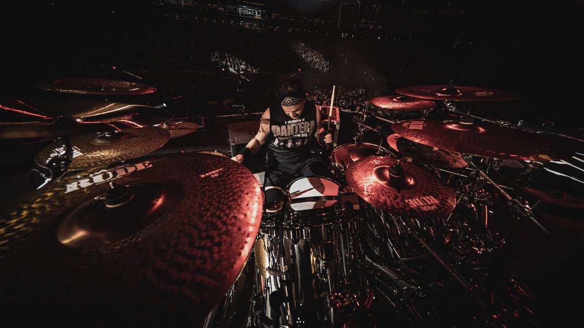 Pantera's tweet image. A glimpse into our show in #houston We had such a great time playing for you. Hard to believe this leg of #m72tour is almost over. Last show is tonight in #denver
📷: @metal__dave
Next up:
7/5/25 - Back to the Beginning, Birmingham UK w/ @BlackSabbath
