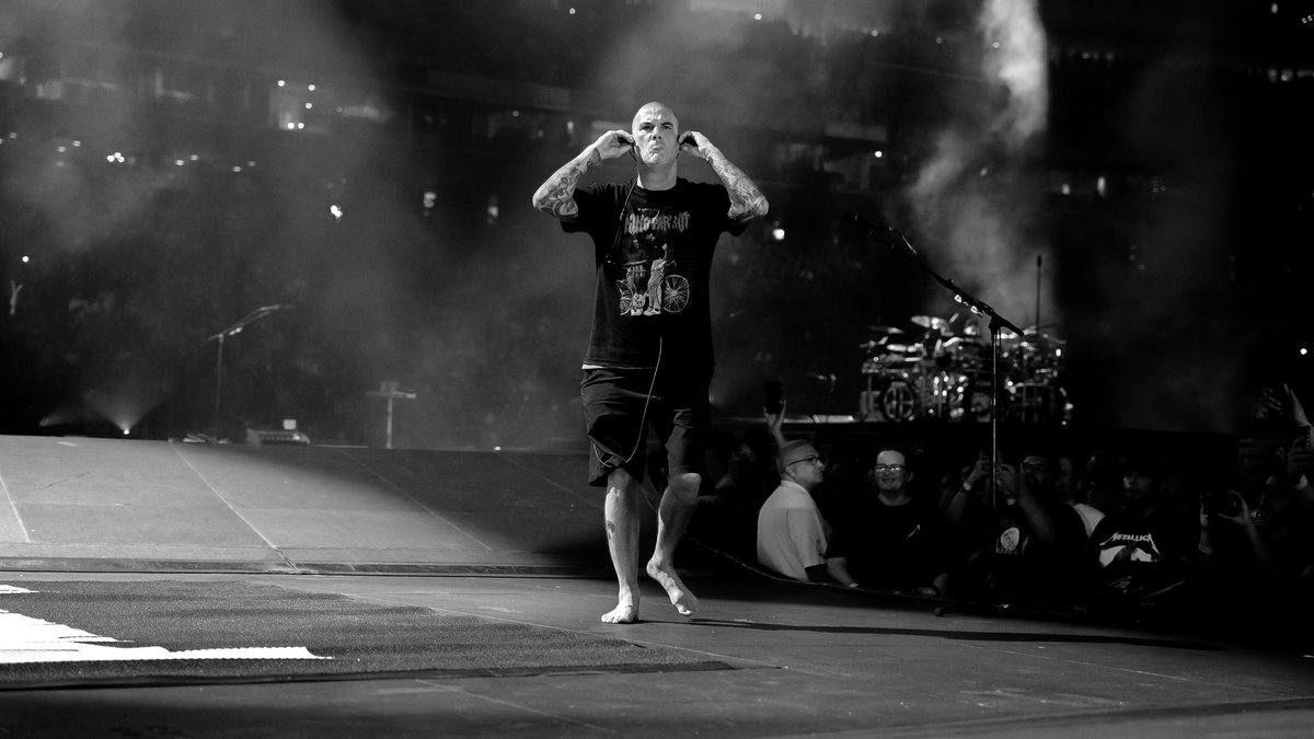 Pantera's tweet image. A glimpse into our show in #houston We had such a great time playing for you. Hard to believe this leg of #m72tour is almost over. Last show is tonight in #denver
📷: @metal__dave
Next up:
7/5/25 - Back to the Beginning, Birmingham UK w/ @BlackSabbath