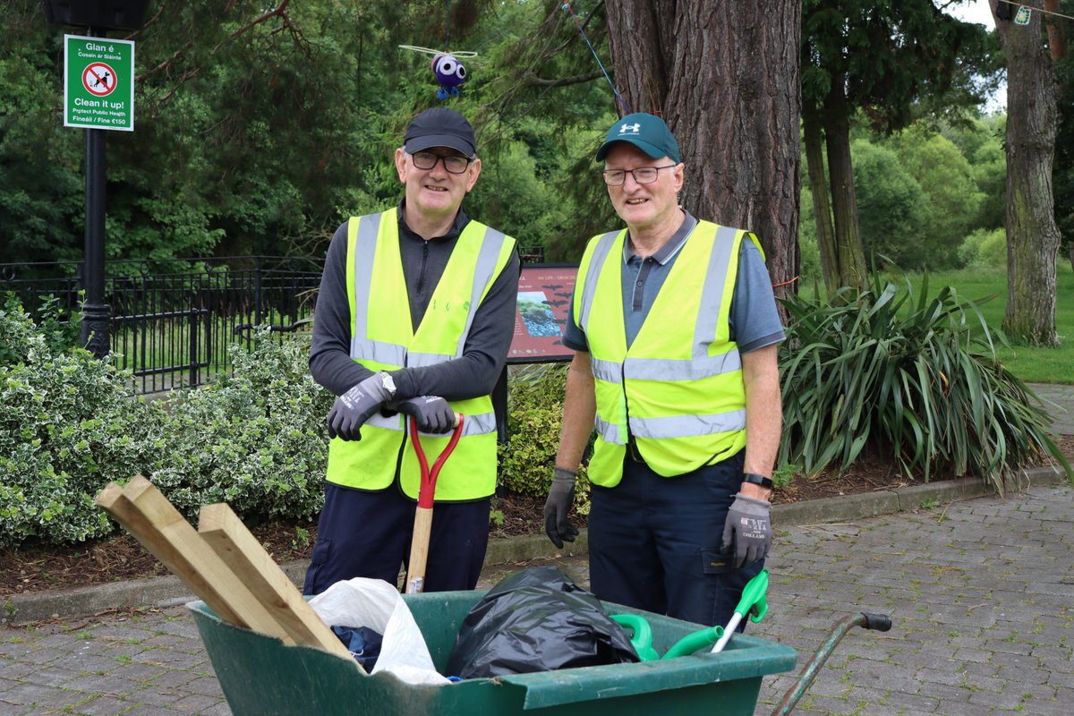 Busy Saturday morning's work.

Cleaning / weeding &amp; planter maintenance outside the Library &amp; Riverbank.

Planters along bandstand &amp; the entrance to the #LiffeyLinearPark were watered &amp; graffiit removed from signage.

Weeding around the park flowerbeds
See you Tuesday at 7:30 pm.