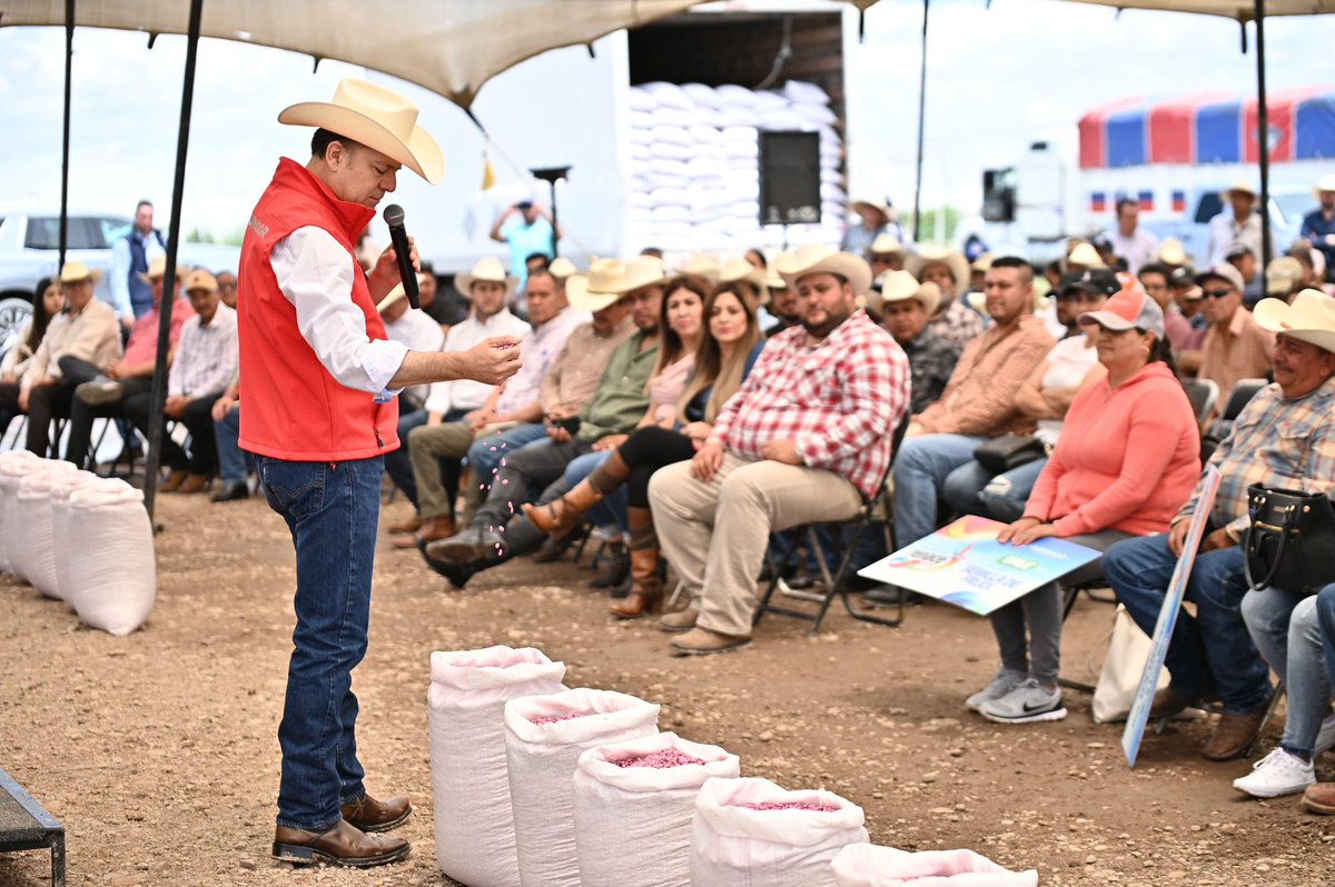 EVillegasV's tweet photo. ¡Nuestros domingos siempre son de jale!
Entregamos 100 toneladas de suplemento y semillas en Navacoyán, justo a tiempo para enfrentar la sequía y fortalecer al campo. 🐄🌱��💧

Nuestro compromiso es que producir sea rentable y vender al precio justo.
Ellos siembran, nosotros respaldamos. 👩‍🌾👨‍🌾