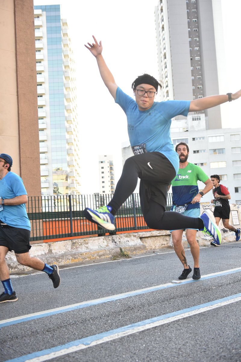 Tudo que eu queria era mais 15 centímetros de altura para conseguir enterrar numa cesta de basquete

Porque o impulso eu já tenho