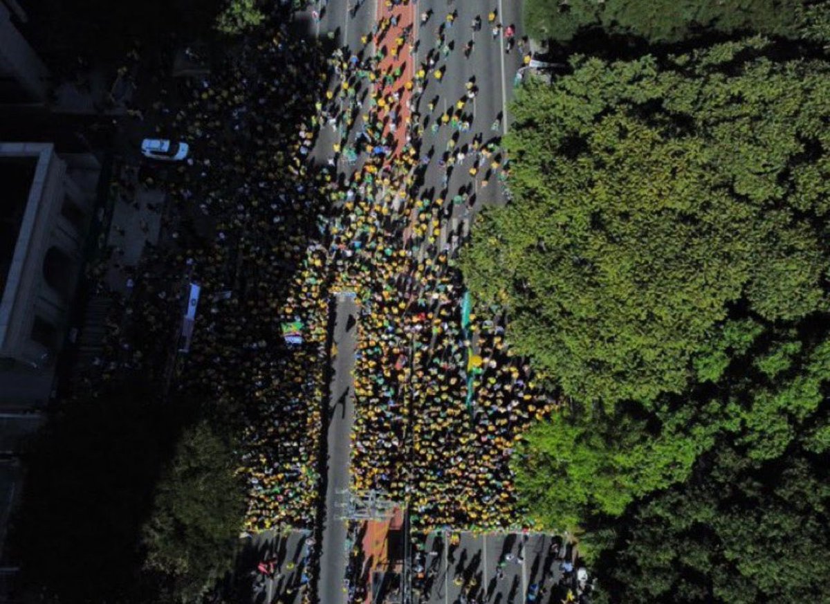 O ATO FOI UM FRACASSO!

Mas sobrou delírio…

No ato esvaziado da Paulista, teve reza, teoria da conspiração, ataques ao STF, defesa de golpistas e até pedido de sanções contra o Brasil. O governador de SP tentou posar de moderado trocando a camisa amarela pela azul, mas repetiu
