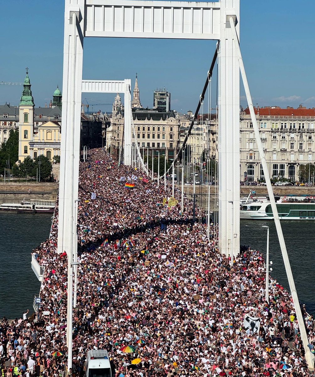 other_europe's tweet image. Nearly 200,000 people marched in #Budapest for Pride, standing up against Prime Minister Viktor Orbán's ban measures. 🇪🇺🏳️🌈
Budapest is sending a message to Europe: We will not go quietly. We will not go back. #BudapestPride
