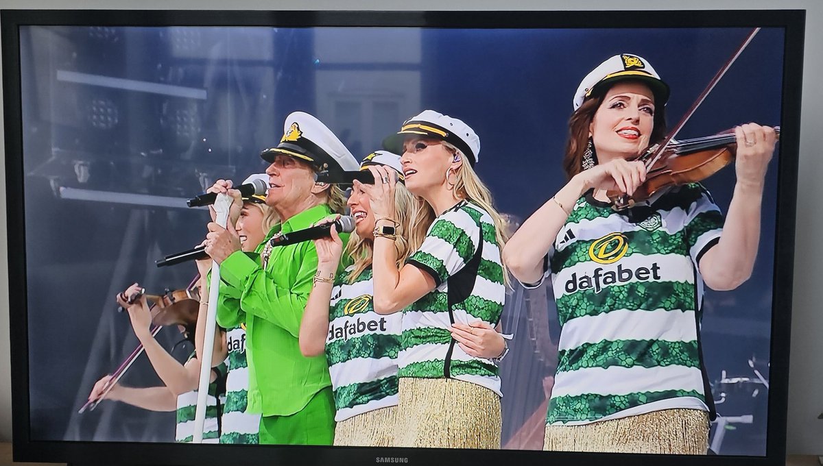 Wow absolutely fabulous,  a collection of old talent tonight at Glastonbury makes me feel very happy. 
Rod Stewart, Lulu and Ronnie Wood. ❤️👏
