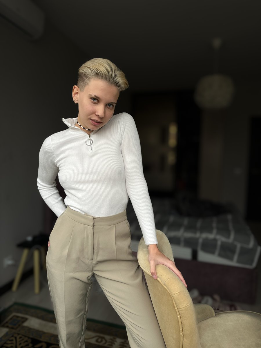 🕊️ Simplicity is style. Neutral tones, clean lines, and just a touch of attitude in the eyes. When you feel confident, nothing else is needed.