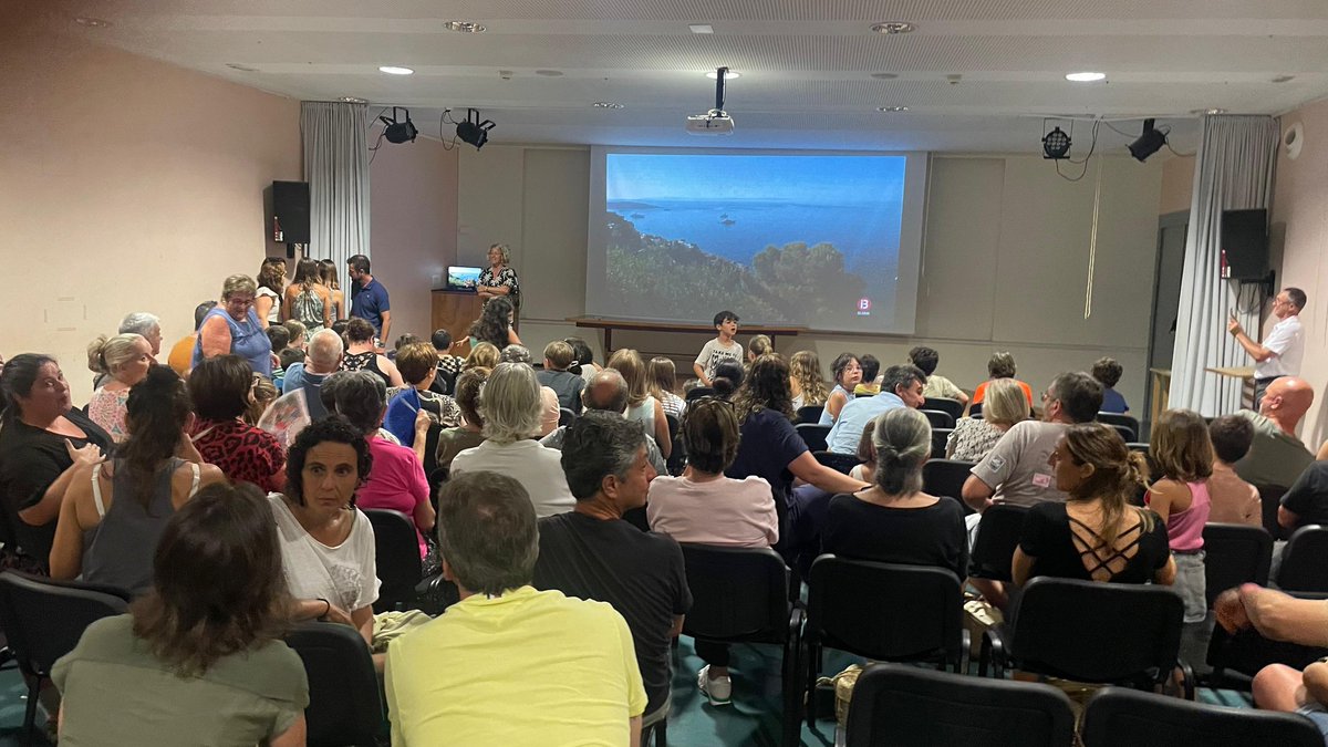 Tot a punt a l'Auditori de l'IES Manacor per seguir la final del Júnior i animar els alumnes del Molí d'en Xema ♥️🔥
