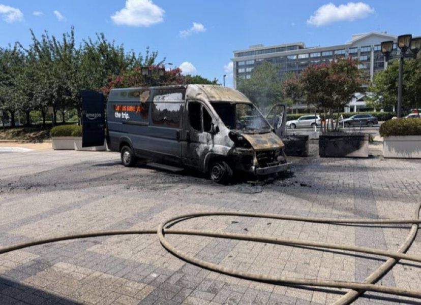 UltimaHoraCR's tweet photo. #MUNDO | En el estado de Virginia, se registró el incendio de una camioneta Mercedes Sprinter negra, en la calle 23 Sur en Arlington, cerca a Washington D. C., se apunta a un mal funcionamiento del motor que generó un incendio, aunque se descarta una explosión o algún ataque terrorista.

El Departamento de Bomberos Oficial del Condado de Arlington informó en redes sociales: "La unidad E105 extinguió rápidamente el incendio del vehículo de reparto. Ni el conductor ni los bomberos resultaron heridos. Los bomberos investigarán la causa". Vía @CaracolRadio @JulianSandoPri https://t.co/woHMRjVE2M