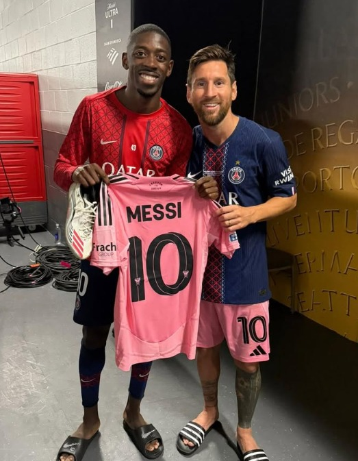 عثمان ديمبلي لاعب #باريس_سان_جيرمان يحصل على قميص وحذاء #ميسي قائد إنتر ميامي بعد المباراة👕 👟