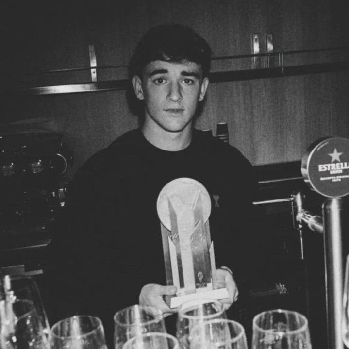 كل مرة أشوف فيها جواو نيفيس مع باريس وأشوف المدح والثناء اللي ينقال عنه بعد أغلب المباريات اللي يلعبها أتذكر جافي مباشرةً وأتحسّر على اللي صار فيه .. برشلونة بيوم من الأيام كان عنده أكمل وأشمل لاعب وسط بالعالم لكن دي لافوينتي الحقير قرر يدمر كل شيء