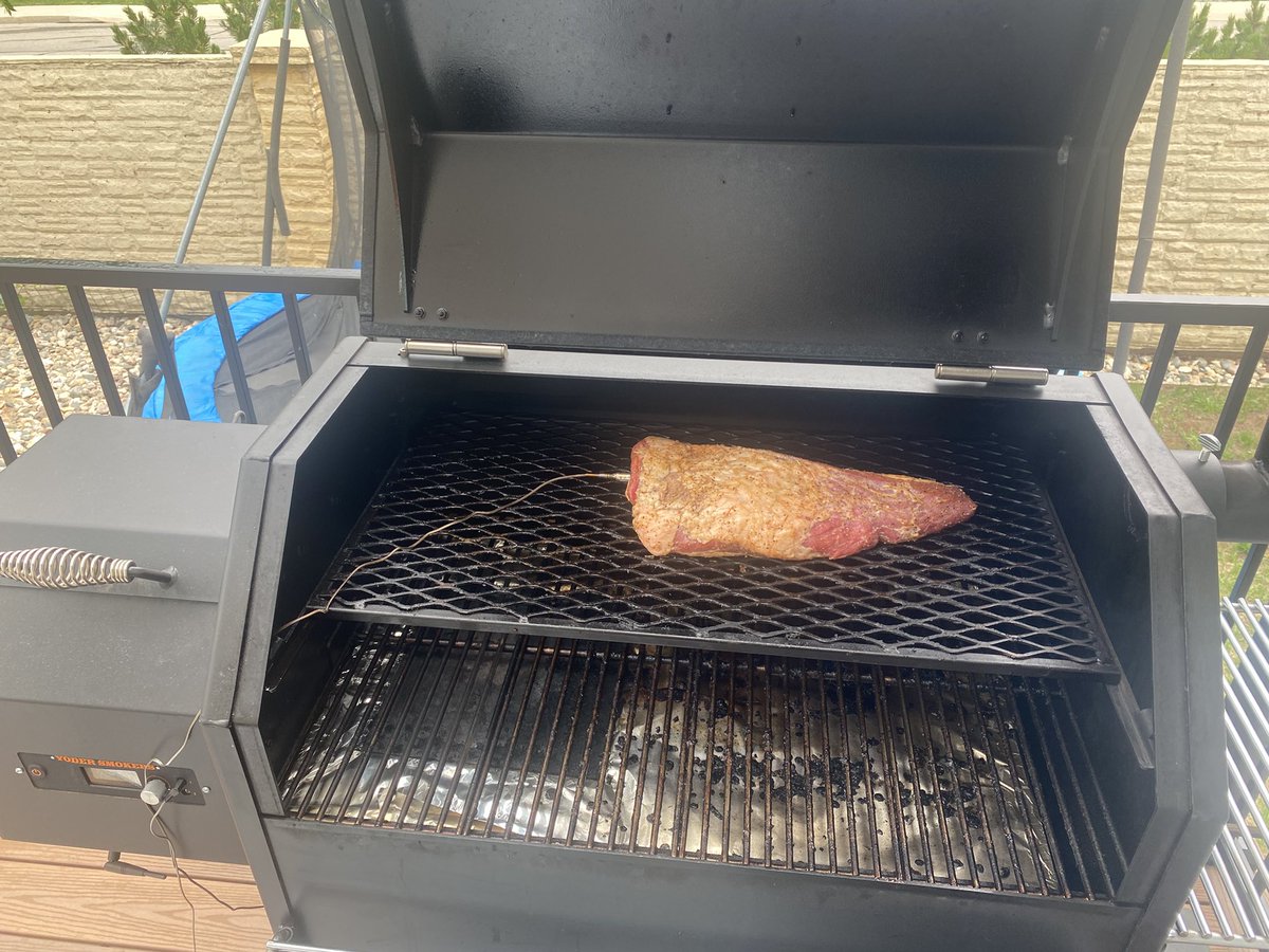 bjizzle56's tweet image. Gonna try to smoke a Tri Tip for the first time ever. Wish me good luck!!! #Yoder #smoker #bbq #beef #ItsEatinTime