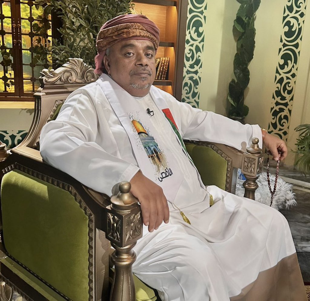 منذ استمعت لهذا الرجل الصادق واسع الثقافة السياسي المتمكن 
#علي_مسعود_المعشني 
فقد صار ممن يهمني معرفة وجهة 
نظره حوا الاحداث في منطقتنا العربية 
واتابع كلما يقول ويكتب.
لا يبحث عن رضاء احد فيما 
يومن به من قضايا الامة،
ومن يريد تطوير معلوماته وثقافته
#فعلي_المعشني مرجعية