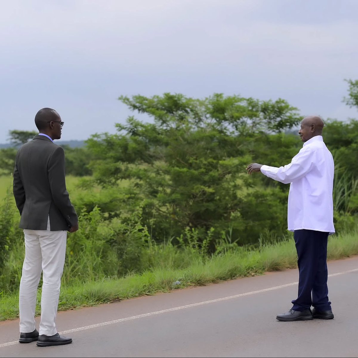 CLINTON NABIMANYA (@nclinton09) on Twitter photo The son-in-law listens. The statesman teaches.🇺🇬
What a moment!💛
<a href="/karugire/">Edwin Karugire</a> <a href="/KagutaMuseveni/">Yoweri K Museveni</a> <a href="/Nyinancweende/">Natasha Museveni Karugire</a> <a href="/AbuMwesigwa/">Abu Mwesigwa</a> . The son-in-law listens. The statesman teaches.🇺🇬
What a moment!💛
<a href="/karugire/">Edwin Karugire</a> <a href="/KagutaMuseveni/">Yoweri K Museveni</a> <a href="/Nyinancweende/">Natasha Museveni Karugire</a> <a href="/AbuMwesigwa/">Abu Mwesigwa</a> .